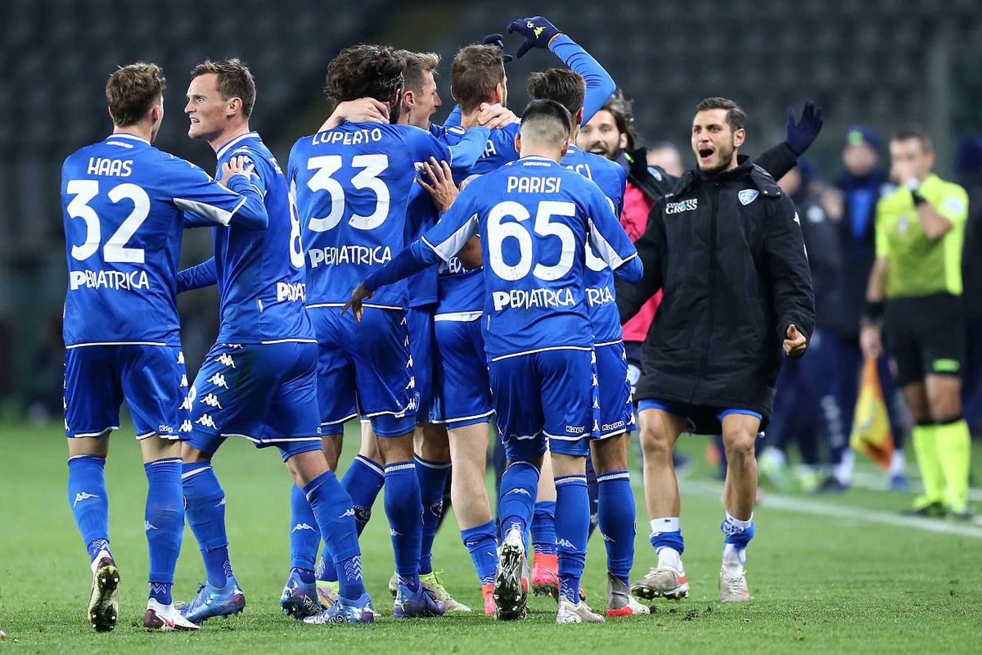 手在冰场上 手在冰场上